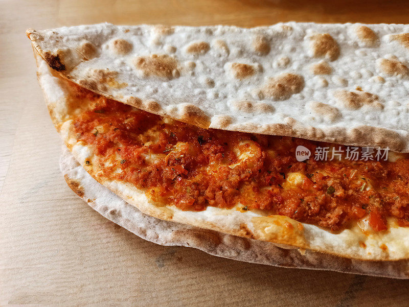 土耳其传统的lahmacun pota面包配碎牛肉在伊斯坦布尔土耳其